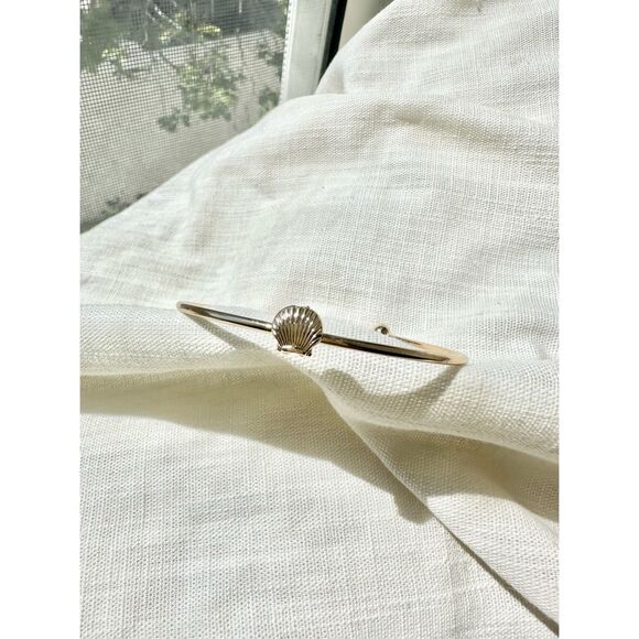 Clam shell minimalistic gold color bangle bracelet - Picture 1 of 2